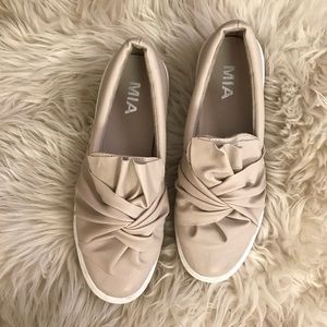 Beige faux leather bow slide sneakers
